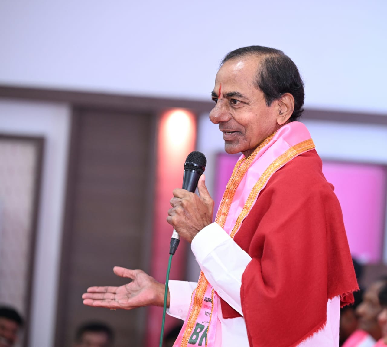   కేసీఆర్‌ అధ్యక్షతన జరిగిన నదీజలాలు, ప్రాజెక్టులకు సంబంధించి ఉద్యమ కార్యాచరణపై చర్చ జరిగినట్లు సమాచారం.