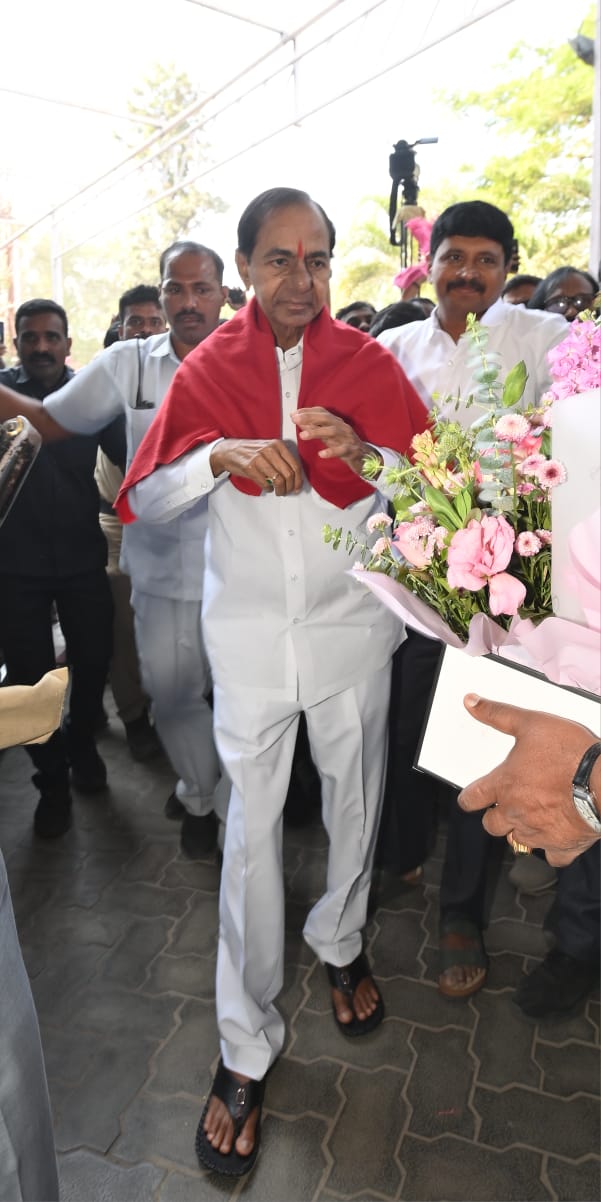  KCR | తెలంగాణ భవన్‌లో కేసీఆర్‌ మీటింగ్‌.. ఫొటోలు