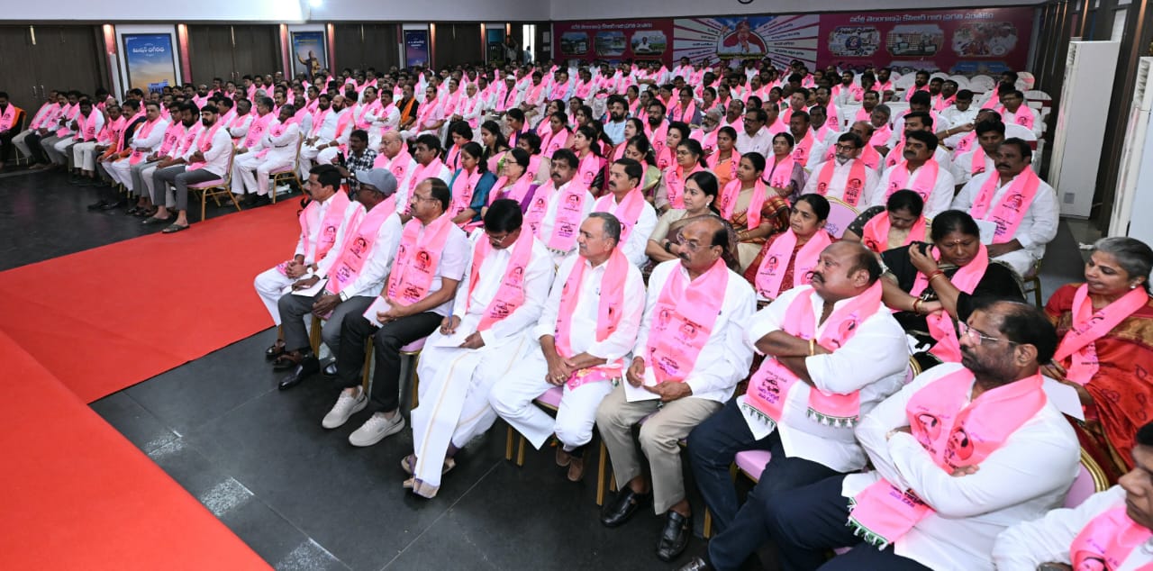 KCR | తెలంగాణ భవన్‌లో కేసీఆర్‌ మీటింగ్‌.. ఫొటోలు