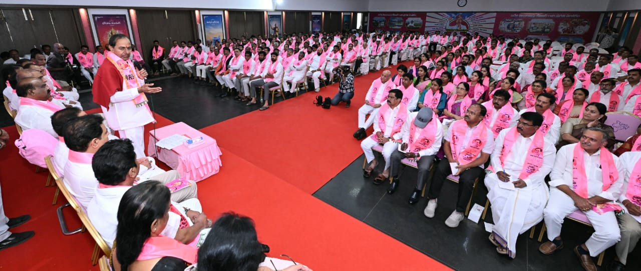 KCR | తెలంగాణ భవన్‌లో కేసీఆర్‌ మీటింగ్‌.. ఫొటోలు