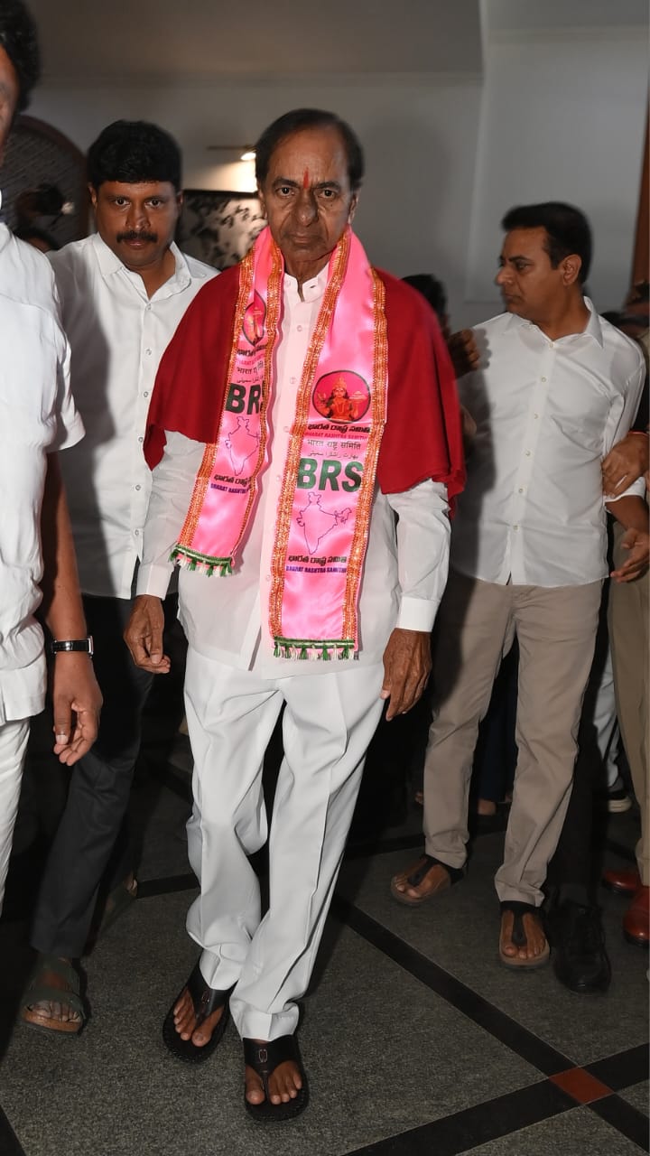  KCR | తెలంగాణ భవన్‌లో కేసీఆర్‌ మీటింగ్‌.. ఫొటోలు