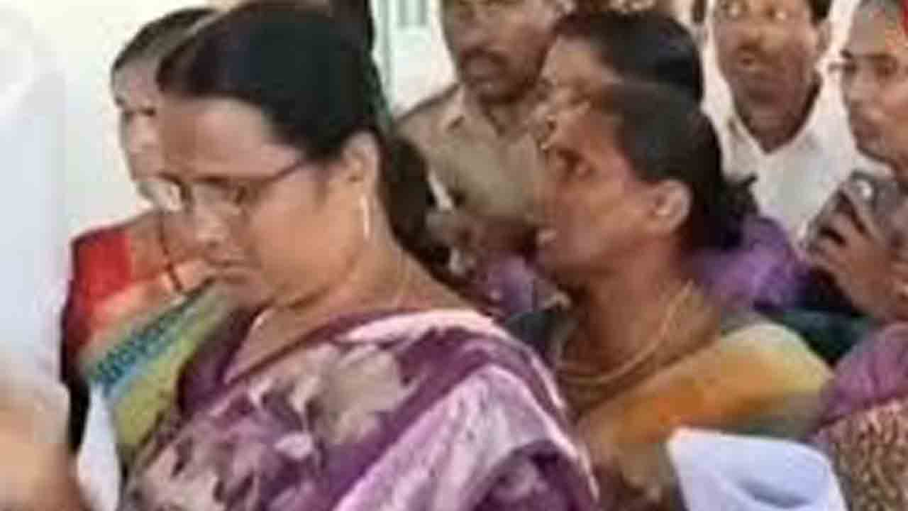 తులం బంగారం ఏది?.. మహిళలకు 2500 ఏమైనయ్‌?.. ప్రభుత్వ విప్‌ రామచంద్రును నిలదీసిన మహిళలు