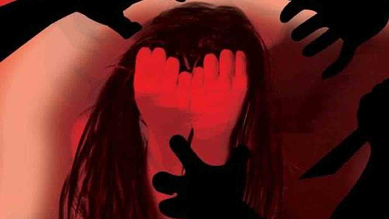 Woman | దారుణం.. కదులుతున్న కారులో మహిళపై గంటలపాటూ గ్యాంగ్‌రేప్‌.. అనంతరం రోడ్డుపై పడేసి