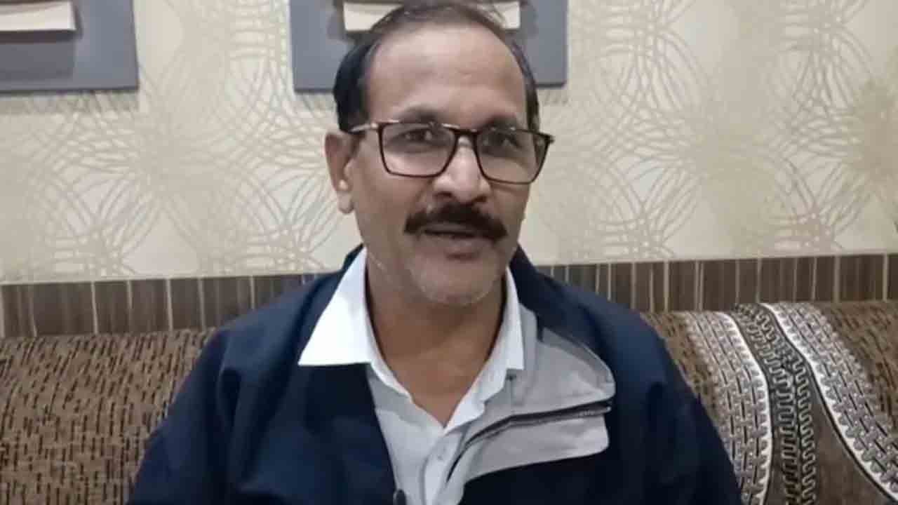 Nomination Papers | శ్మశానవాటికలో నేత.. నామినేషన్‌ పత్రాలు   అక్కడ అందజేసిన పార్టీ