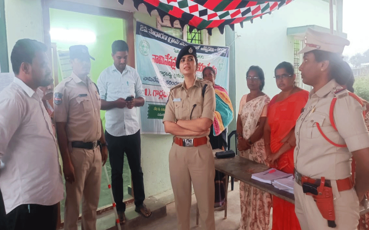 Karepally : నామినేషన్ కేంద్రాలను సందర్శించిన కల్లూరు ఏసీపీ వసుంధర యాదవ్