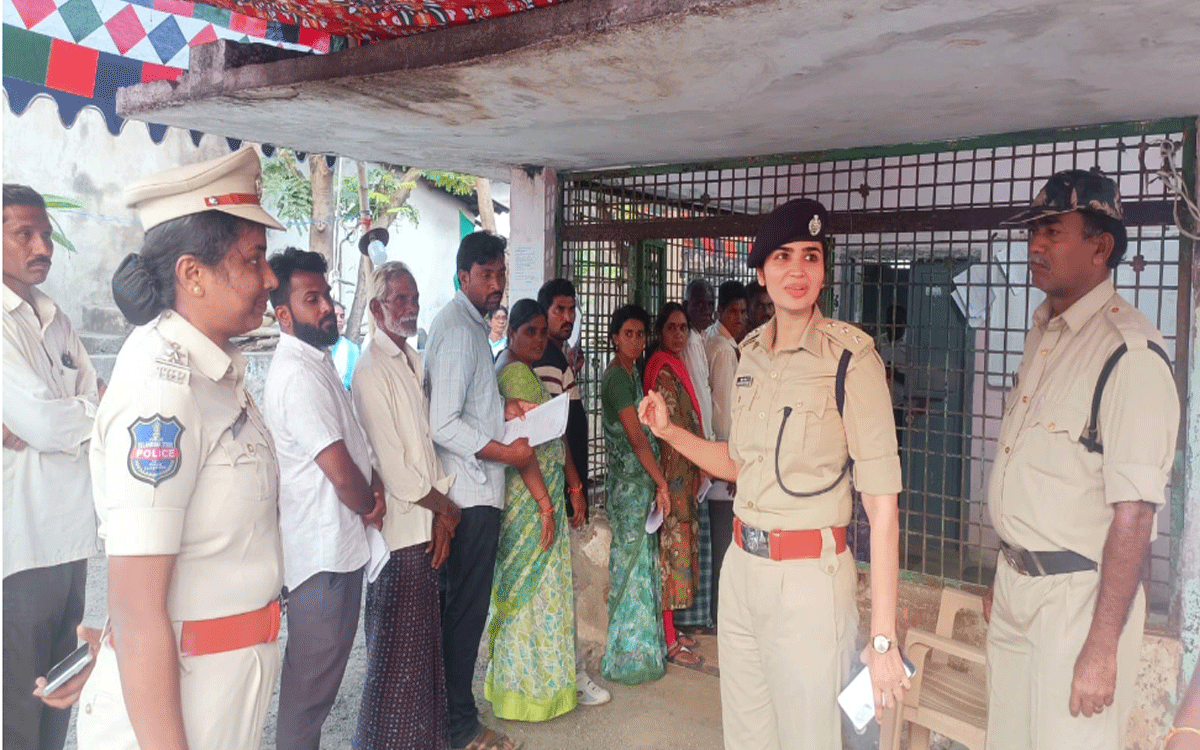 Karepally : నామినేషన్ కేంద్రాలను సందర్శించిన కల్లూరు ఏసీపీ వసుంధర యాదవ్