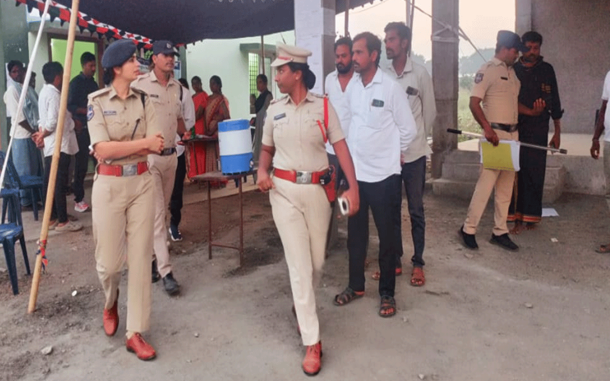 Karepally : నామినేషన్ కేంద్రాలను సందర్శించిన కల్లూరు ఏసీపీ వసుంధర యాదవ్