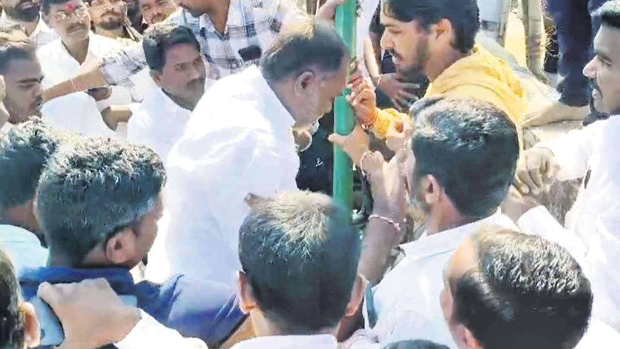 కాంగ్రెస్‌లో గ్రూపు తగాదాలు