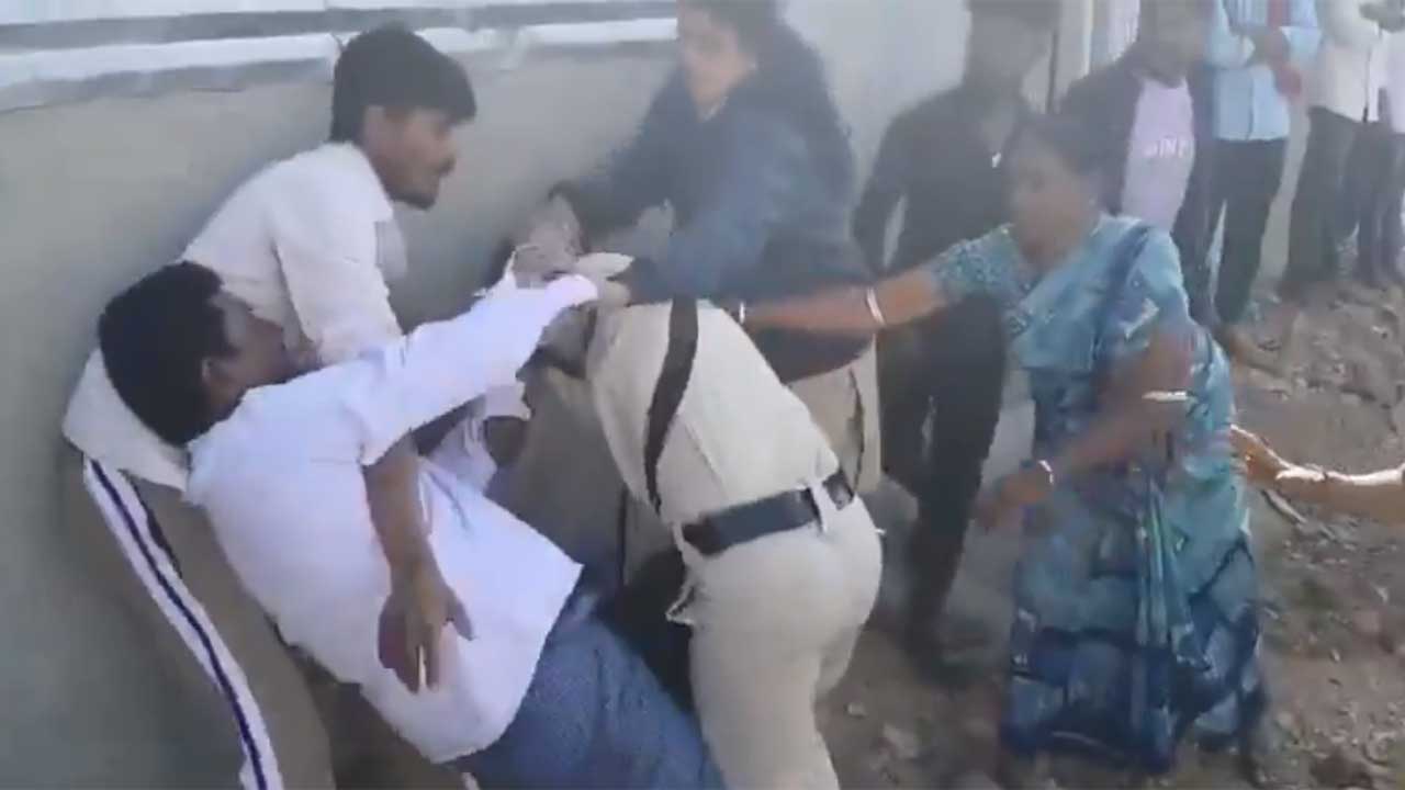 Viral Video | సర్పంచ్‌ ఎన్నికల్లో ఓడిపోయామని ఫ్రస్టేషన్‌.. పోలీసులనే చితకబాదిన కాంగ్రెస్‌ నాయకులు