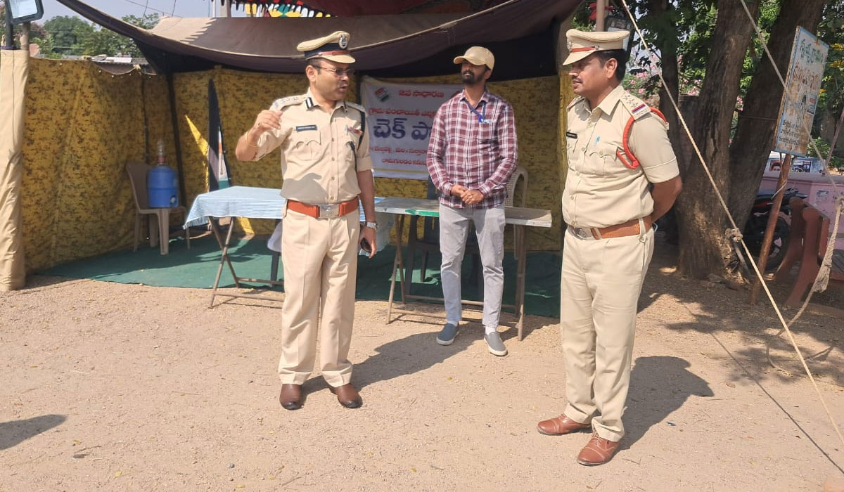 Amber Kishore Jha | ప్రతీ వాహనాన్ని క్షుణంగా తనిఖీ చేయాలి.. పోలీస్ కమిషనర్ అంబర్ కిషోర్ ఝా