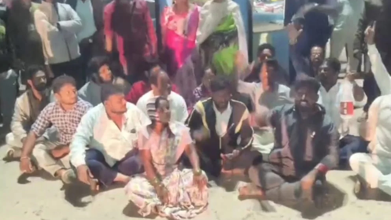 Congress | ఓటమిని జీర్ణించుకోలేక దృశ్చర్య.. గిరిజన సర్పంచ్‌పై కాంగ్రెస్ నాయకుల దాడి