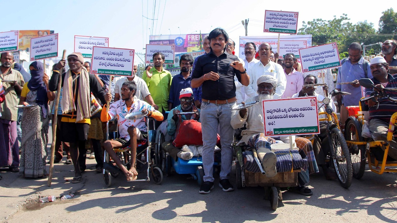 అవినీతి కన్నా.. అడుక్కుతినడం మిన్నా.. బిచ్చగాళ్లతో ర్యాలీ