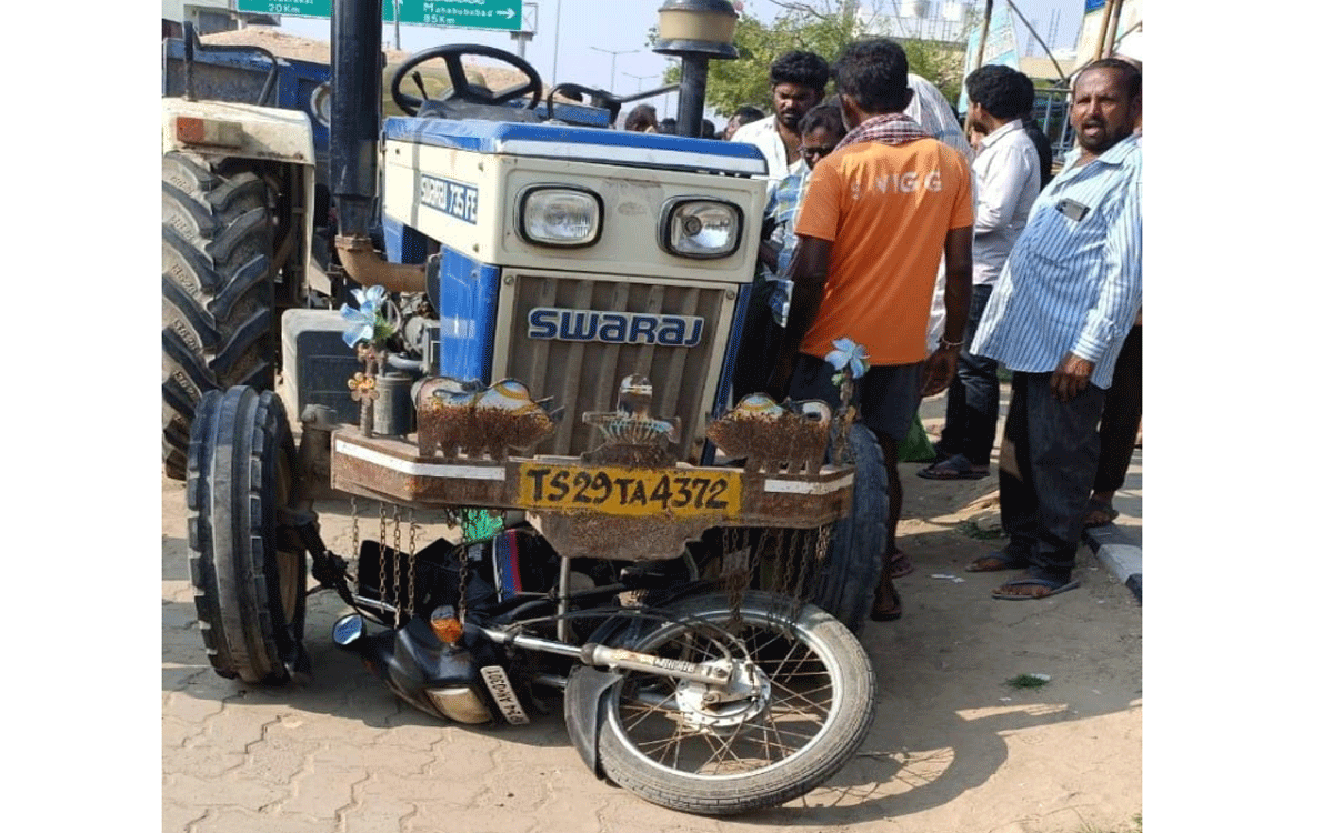 Aravapally : ఇసుక ట్రాక్టర్ ఢీకొని కరెంట్ ఆపరేటర్ దుర్మ‌ర‌ణం