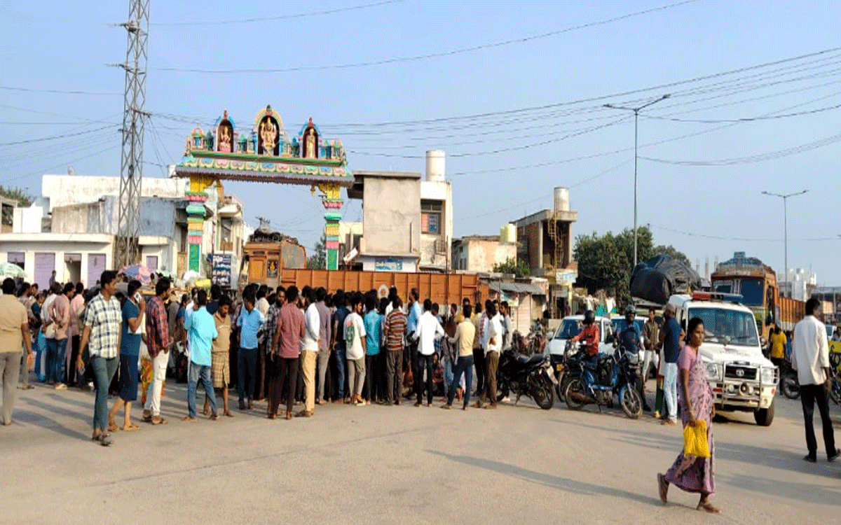 Aravapally : ఇసుక ట్రాక్టర్ ఢీకొని కరెంట్ ఆపరేటర్ దుర్మ‌ర‌ణం