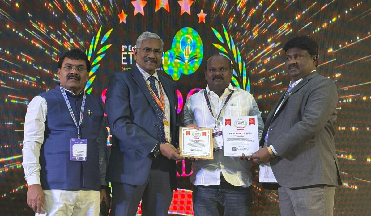 Best Correspondent Award | విసాక్‌ మోడల్‌ స్కూల్‌ కరస్పాండెంట్‌ అశోక్‌కి బెస్ట్ కరస్పాండెంట్ అవార్డు ప్రదానం