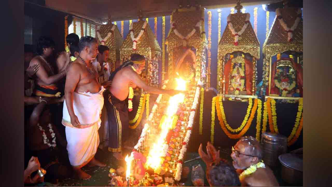 Ayyappa Puja | అయ్యప్ప పడి కొట్టిస్తున్న మాలదారుడు సిహెచ్ రవీందర్ గురుస్వామి.. భక్తిశ్రద్ధలతో పడిపూజ