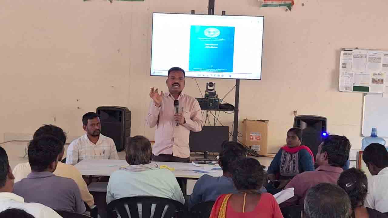 Urea | యూరియా బుకింగ్ యాప్‌పై రైతులు అవగాహన కలిగి ఉండాలి : ఏడీఏ బాబు నాయక్