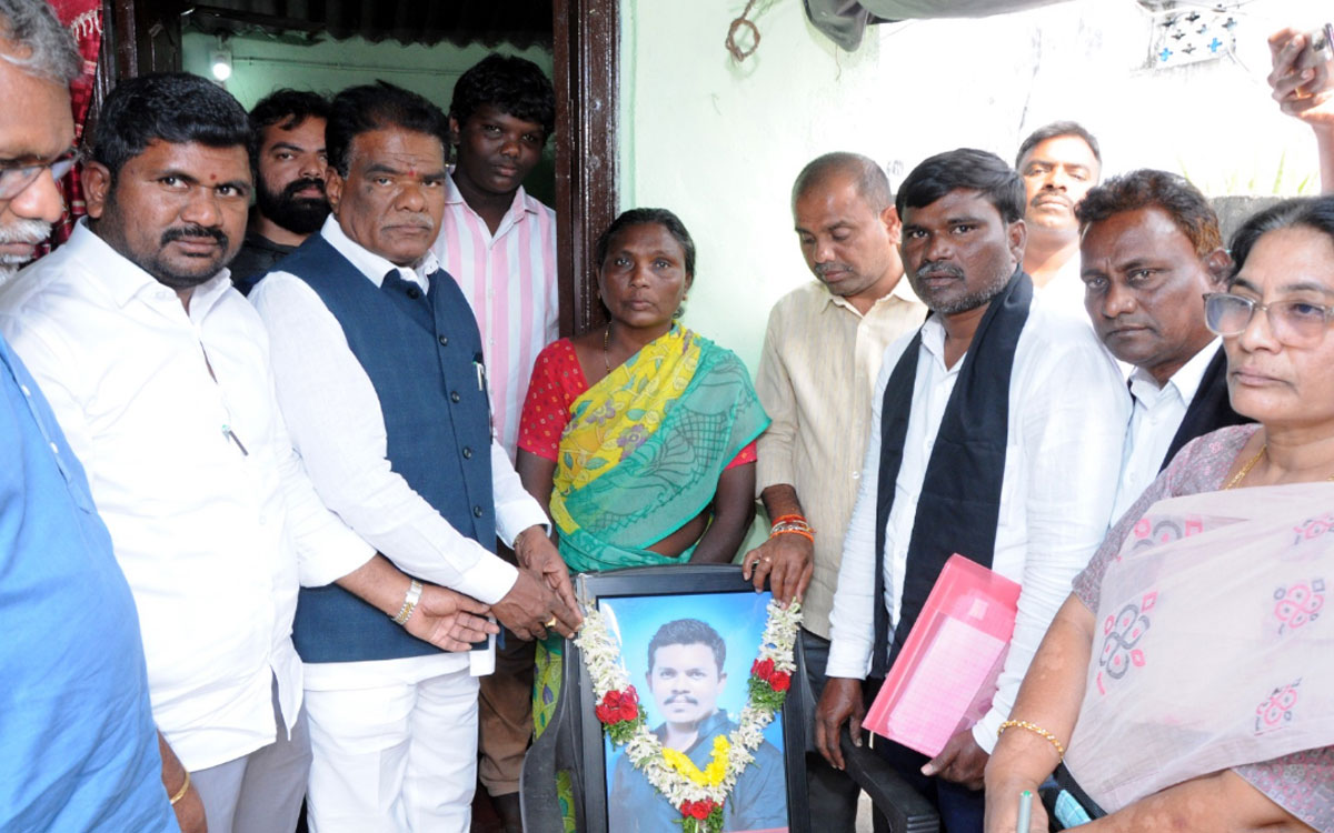 Kodada : క‌ర్ల‌ రాజేశ్‌ మృతిపై సమగ్ర విచారణ : బక్కి వెంకటయ్య