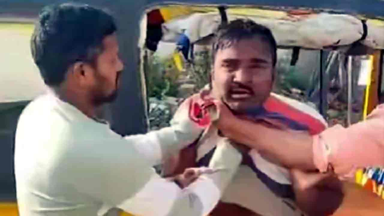 వివాహితకు వేధింపులు.. కాంగ్రెస్ నాయకుడికి నడిరోడ్డుపై చెప్పుతో దేహశుద్ది.. వీడియోవైరల్‌