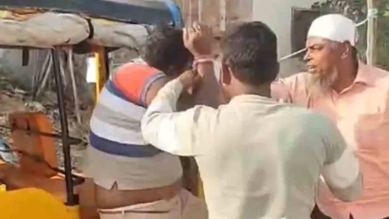 Banswada | వివాహితను లైంగికంగా వేధిస్తున్న కాంగ్రెస్ నాయకుడు.. చెప్పులతో కొడుతూ పోలీసులకు అప్పగింత..!