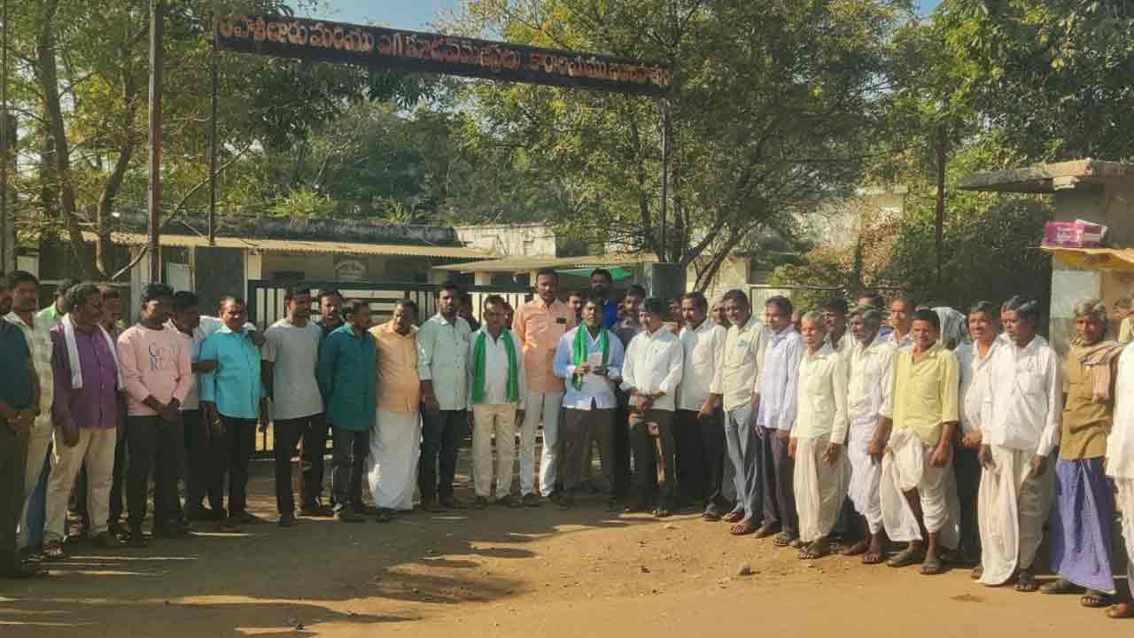 Soybean | సోయాబీన్, మక్క పంటలు కొనండి.. బజార్‌హత్నూర్‌లో రైతుల ఆందోళన