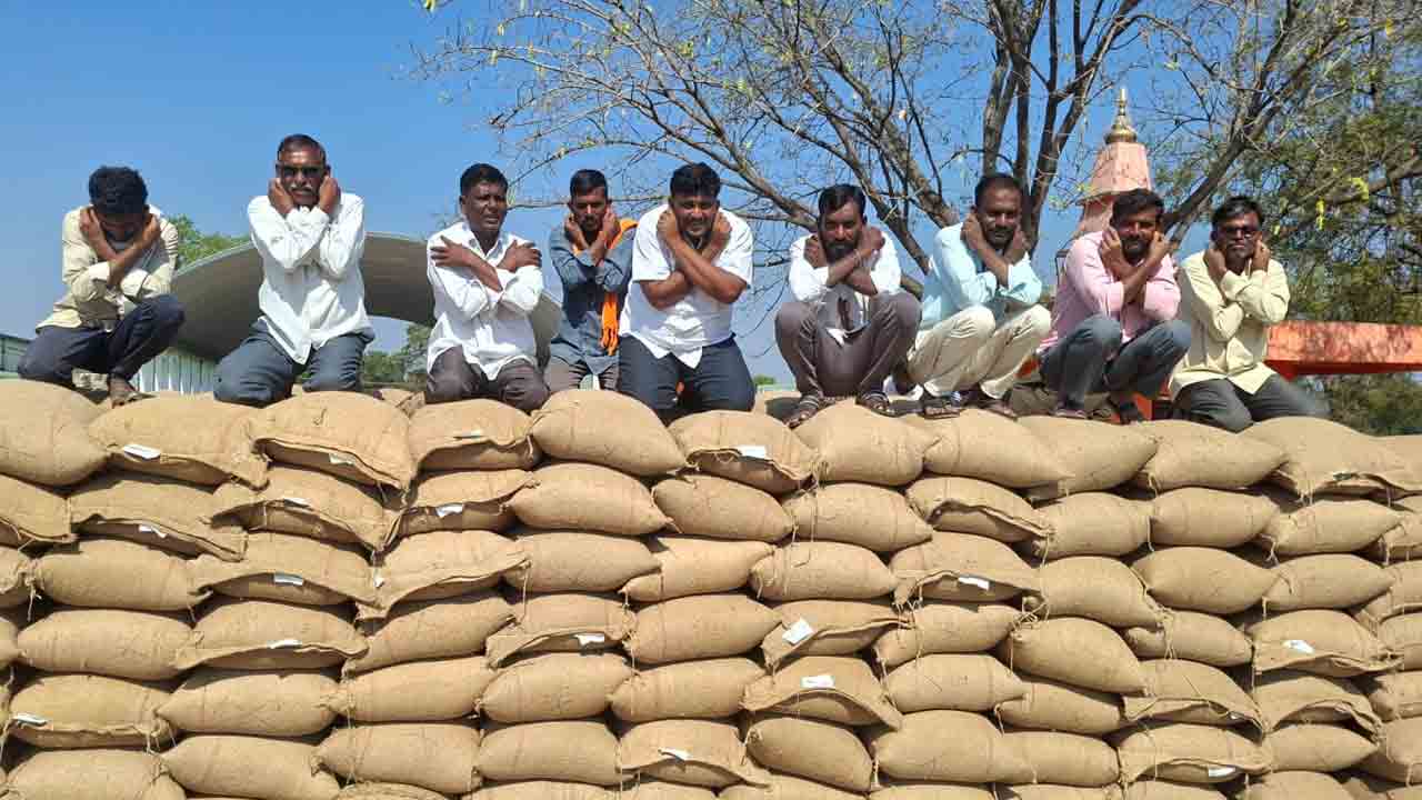 Adilabad | బేల మార్కెట్ యార్డులో రైతుల వినూత్న నిరసన
