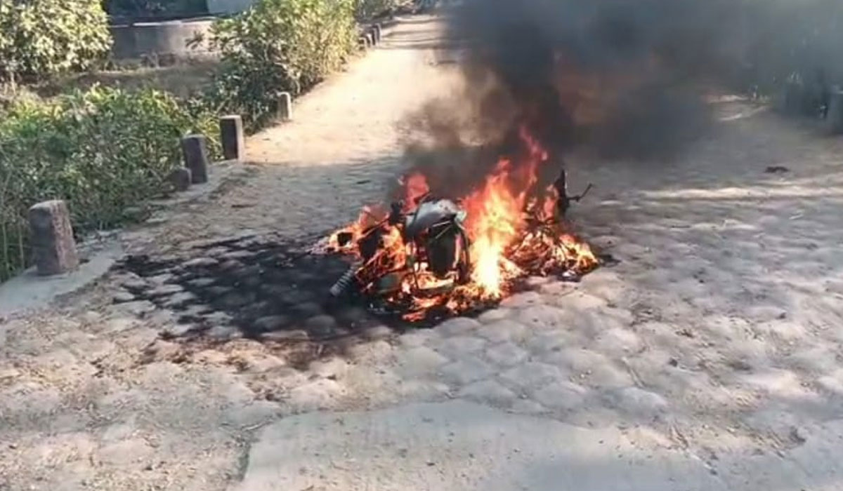 Dharmapuri | రన్నింగ్ లోనే మంటలు చెలరేగి కాలిన ద్విచక్రవాహనం