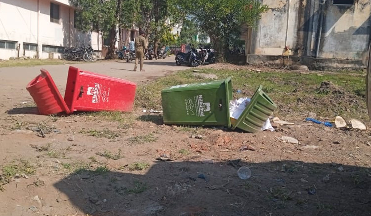 Ramagundam | డబ్బాలు ఇట్ల… డస్ట్ వేసేదెట్ల..! బల్దియాలో శానిటేషన్ డిపార్ట్మెంట్ ఎదుట ఇదీ పరిస్థితి