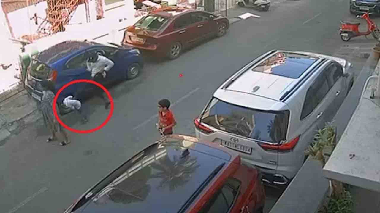 Watch: వీధిలో ఆడుతున్న బాలుడు.. ‘ఫుట్‌బాల్‌’ మాదిరిగా తన్నిన వ్యక్తి