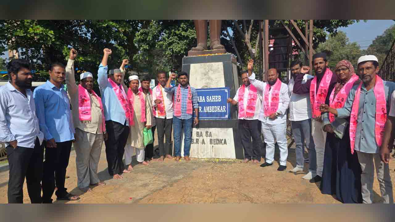 Deeksha Divas | దీక్షా దివస్.. అంబేద్కర్‌ విగ్రహానికి నివాళులు అర్పించిన మైనార్టీలు