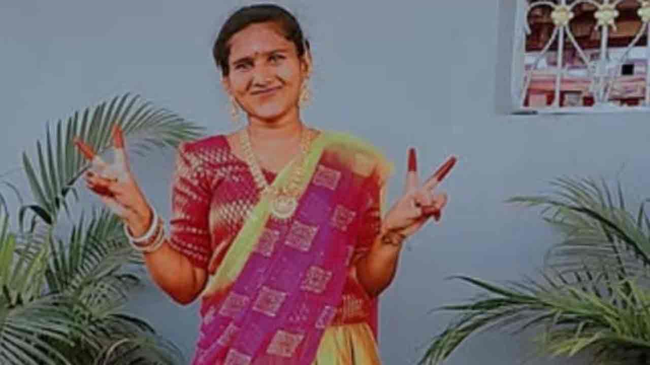 అబ్దుల్లాపూర్‌మెట్‌ వద్ద లారీ కింద పడ్డ బైక్.. ఇంజనీరింగ్ ఫైనల్ ఇయర్ విద్యార్థిని మృతి