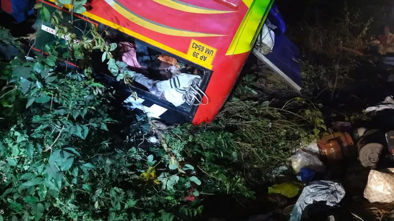 Travels Bus | అదుపుతప్పి లోయలో పడిన ప్రైవేట్‌ బస్సు.. సుమారు 15 మంది మృతి!