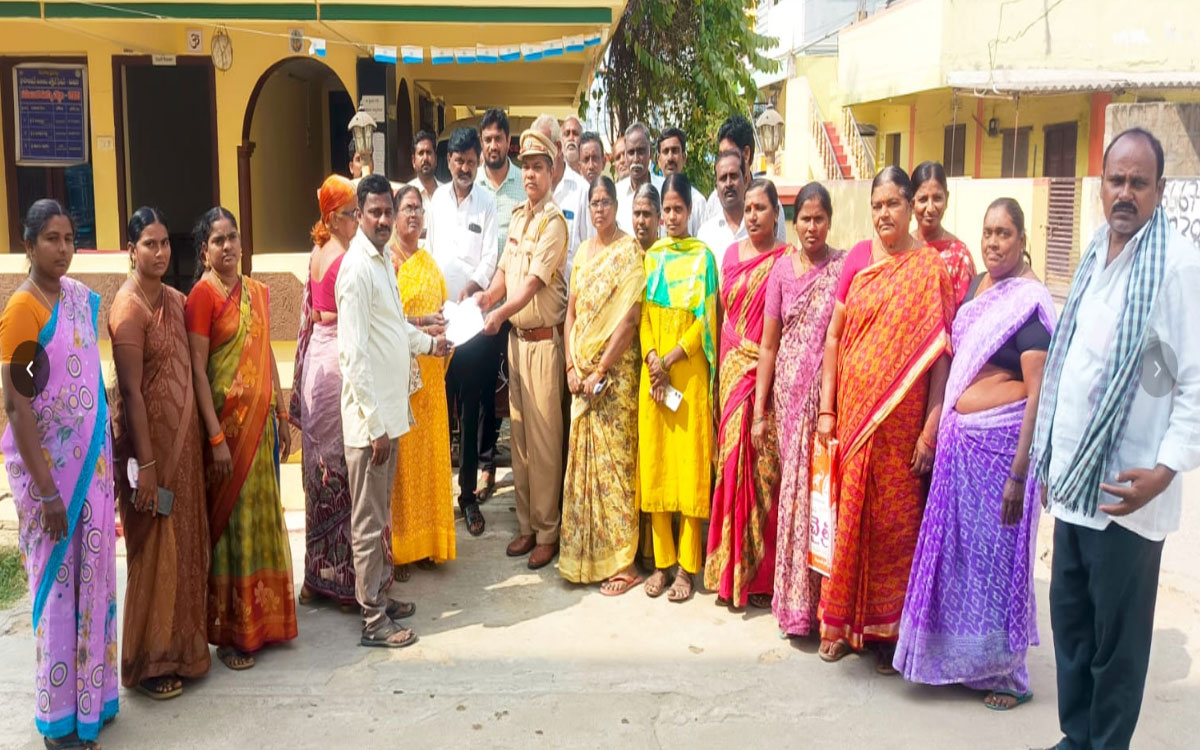 Madhira : బెల్ట్ షాపుల‌ను మూసేయాల‌ని ఎక్సైజ్ ఆఫీస్‌ను ముట్ట‌డించిన మ‌హిళ‌లు