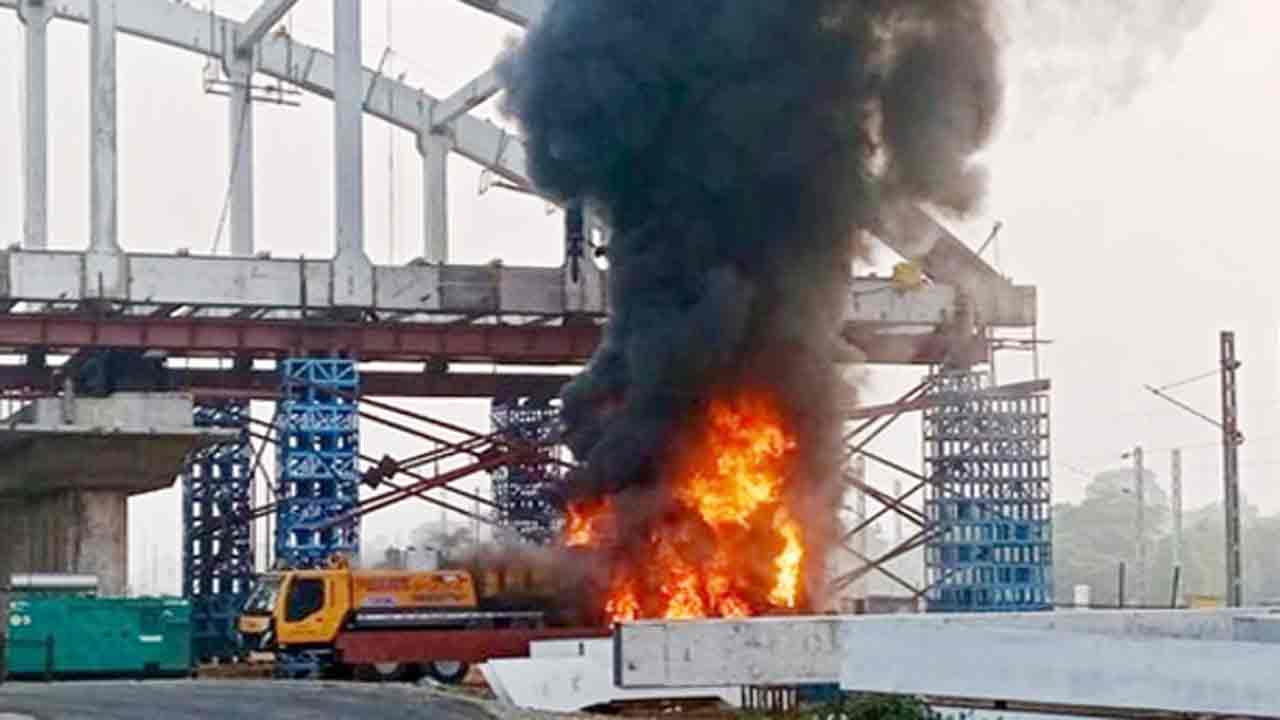 Fire Accident | చీరాలలో ఫైర్ యాక్సిడెంట్.. అగ్నికి ఆహుతైన భారీ క్రేన్‌