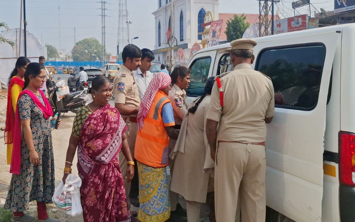 Nilagiri : మానసిక స్థితి కోల్పోయిన మహిళకు సీఐ రాజశేఖర్ రెడ్డి సాయం
