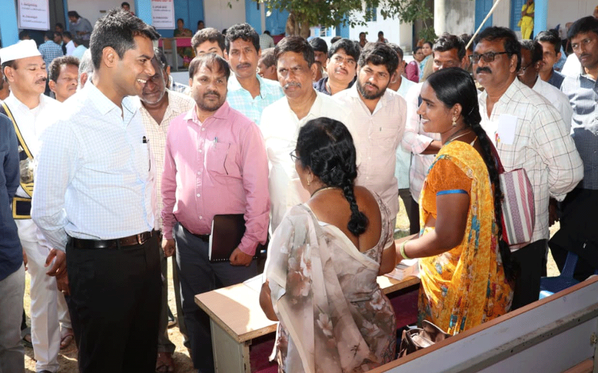Karepally : ఎన్నికల సామ‌గ్రి పంపిణీ కేంద్రాన్ని సందర్శించిన కలెక్టర్ అనుదీప్‌