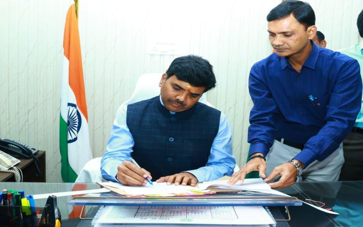 Nalgonda : అర్హులకు అభివృద్ధి, సంక్షేమ పథకాలు అందించేందుకు కృషి : కలెక్టర్ బి.చంద్రశేఖర్