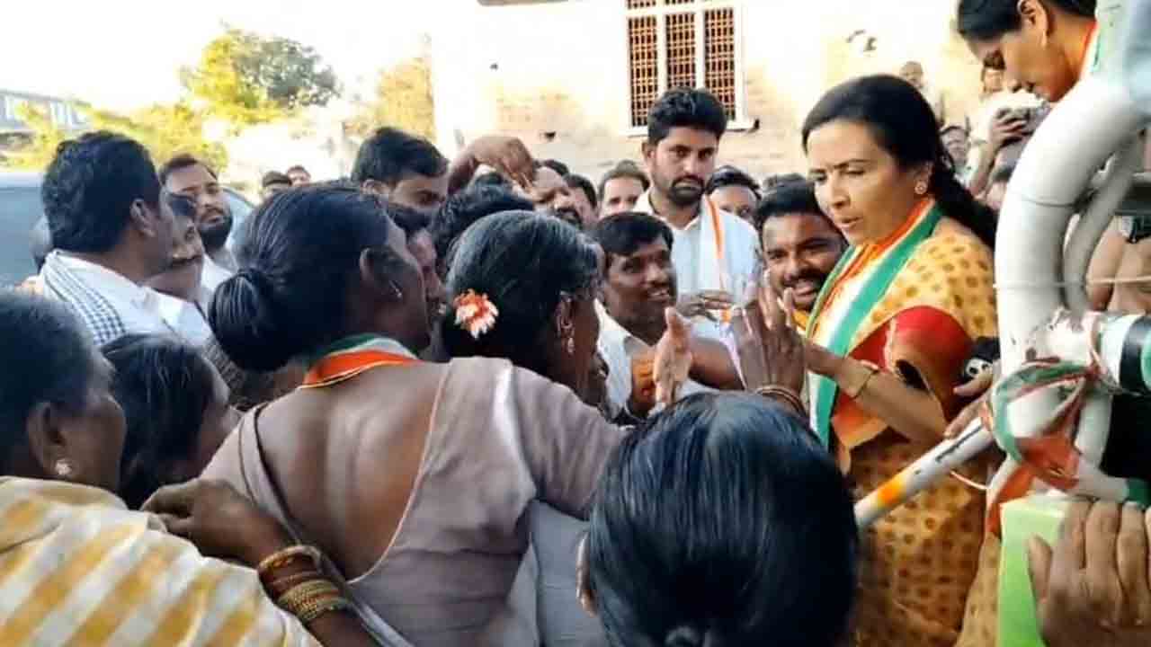 Congress | పల్లె పల్లెన ప్రశ్నల కొడవళ్లు.. ఉక్కిరిబిక్కిరవుతున్న కాంగ్రెస్ నాయకులు : వీడియో