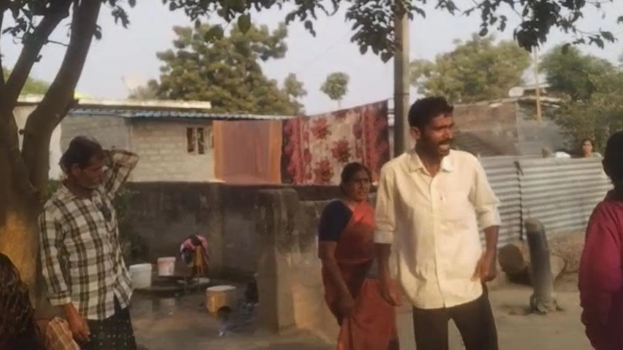 Congress Leaders | మా పైసలు మాకు ఇచ్చేయండి.. ఓటర్ల పై తిరగబడుతున్న కాంగ్రెస్ లీడర్లు