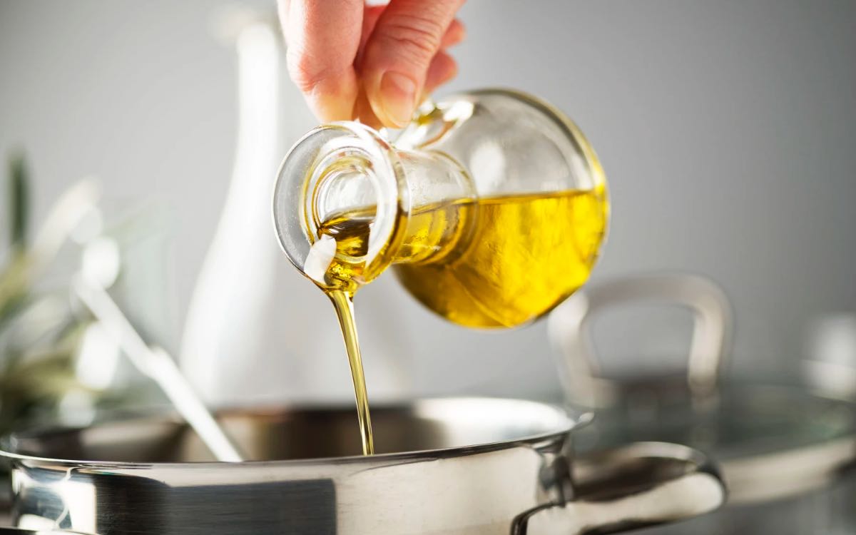 Cooking Oils | వంట నూనెల‌ను ప‌దే ప‌దే వేడి చేసి మ‌రీ ఉప‌యోగిస్తున్నారా..? అయితే జాగ్ర‌త్త‌..!