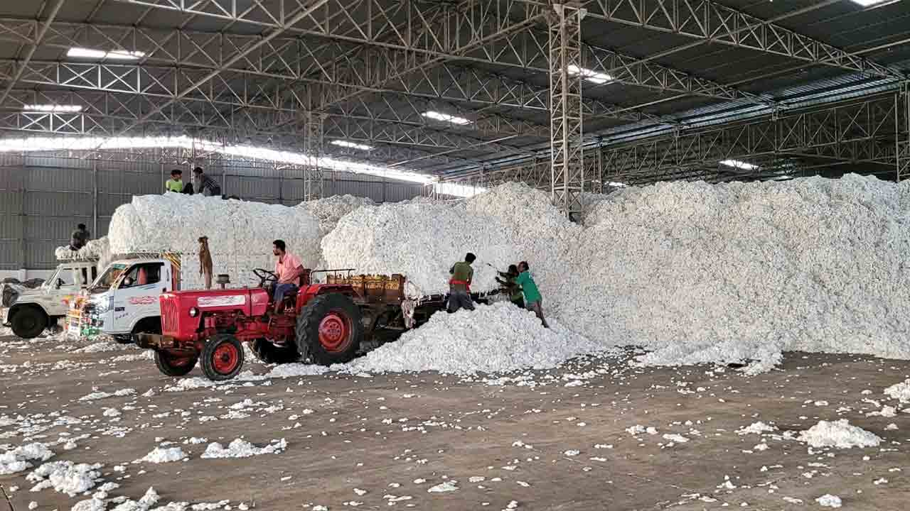 దిగుబడి లేక దిగాలు.. కొనుగోళ్లు బేజారు..