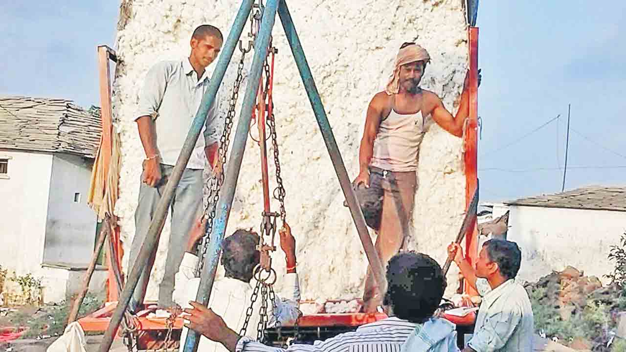 రైతులు పడిగాపులు.. వికారాబాద్‌ జిల్లాలో పత్తిని విక్రయించి నెల రోజులైనా అందని డబ్బులు