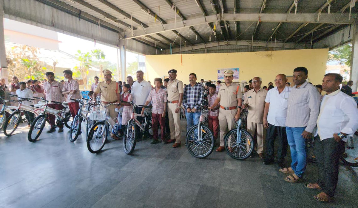 Dharmapuri | రూ.2.71లక్షల విరాళాలతో 56మంది పేద విద్యార్థులకు ఉచితంగా సైకిళ్ల పంపిణీ