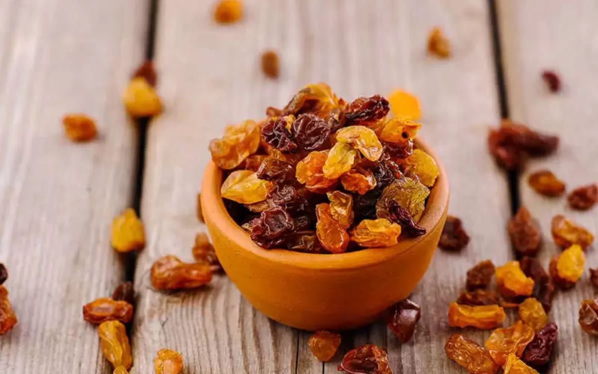 Raisins And Dates | ఐర‌న్ పొందేందుకు కేవ‌లం ఎండుద్రాక్ష‌, ఖ‌ర్జూరాల‌ను తింటున్నారా..? అయితే ఇది తెలుసుకోండి..!