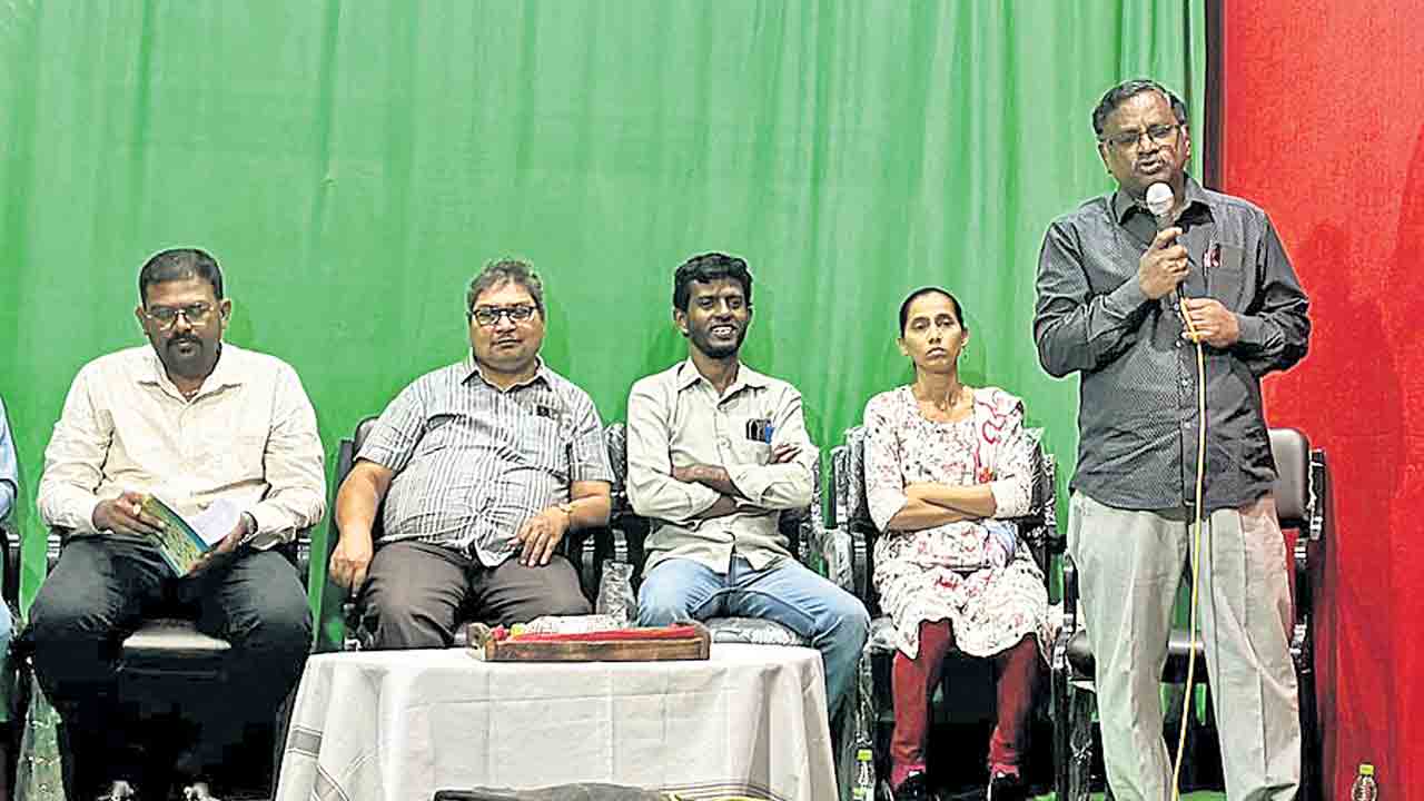 డెస్క్‌ జర్నలిస్టులకు అక్రెడిటేషన్లు ఇవ్వాల్సిందే