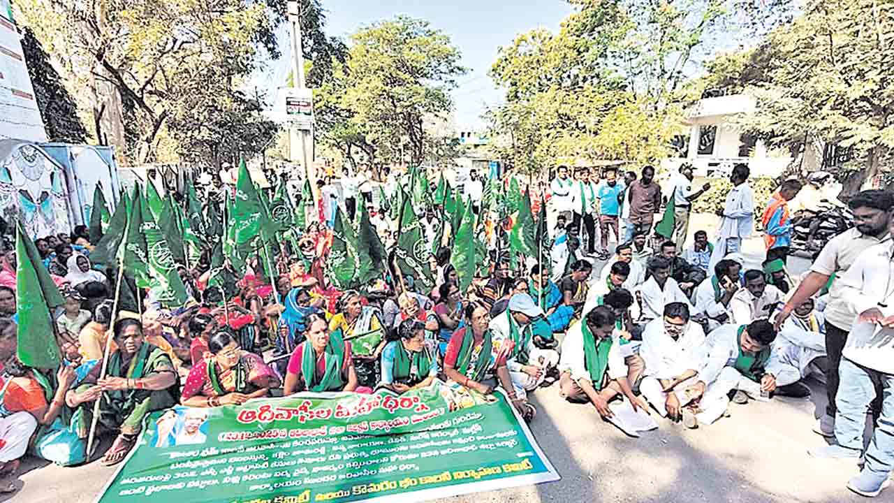 రియల్టర్లపై చర్యలు తీసుకోవాలి.. ఆదిలాబాద్‌ కలెక్టరేట్‌ ఎదుట ఆదివాసుల ధర్నా