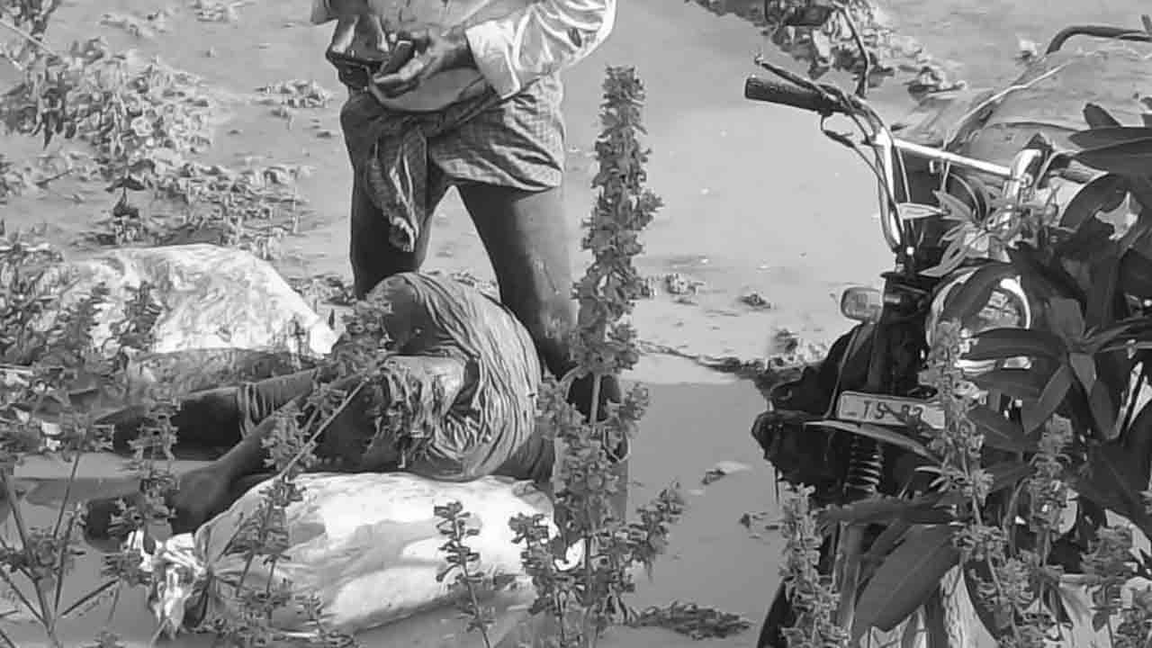 Farmer died | వరినాట్లు వేసేందుకు వెళ్తూ.. పొలంలో పడి రైతు మృతి