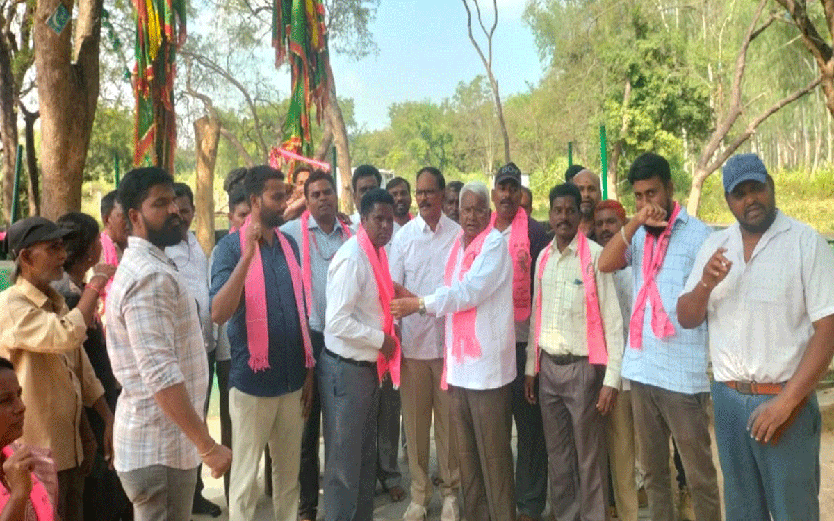 Yellandu : కాంగ్రెస్ సీనియర్ నాయకుడు సువర్ణపాక సత్యనారాయణ బీఆర్ఎస్‌లో చేరిక