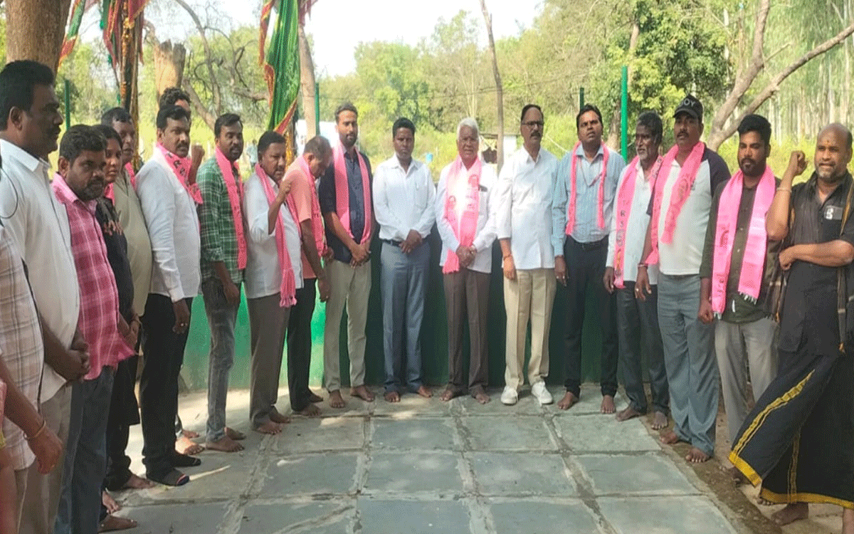 Yellandu : కాంగ్రెస్ సీనియర్ నాయకుడు సువర్ణపాక సత్యనారాయణ బీఆర్ఎస్‌లో చేరిక