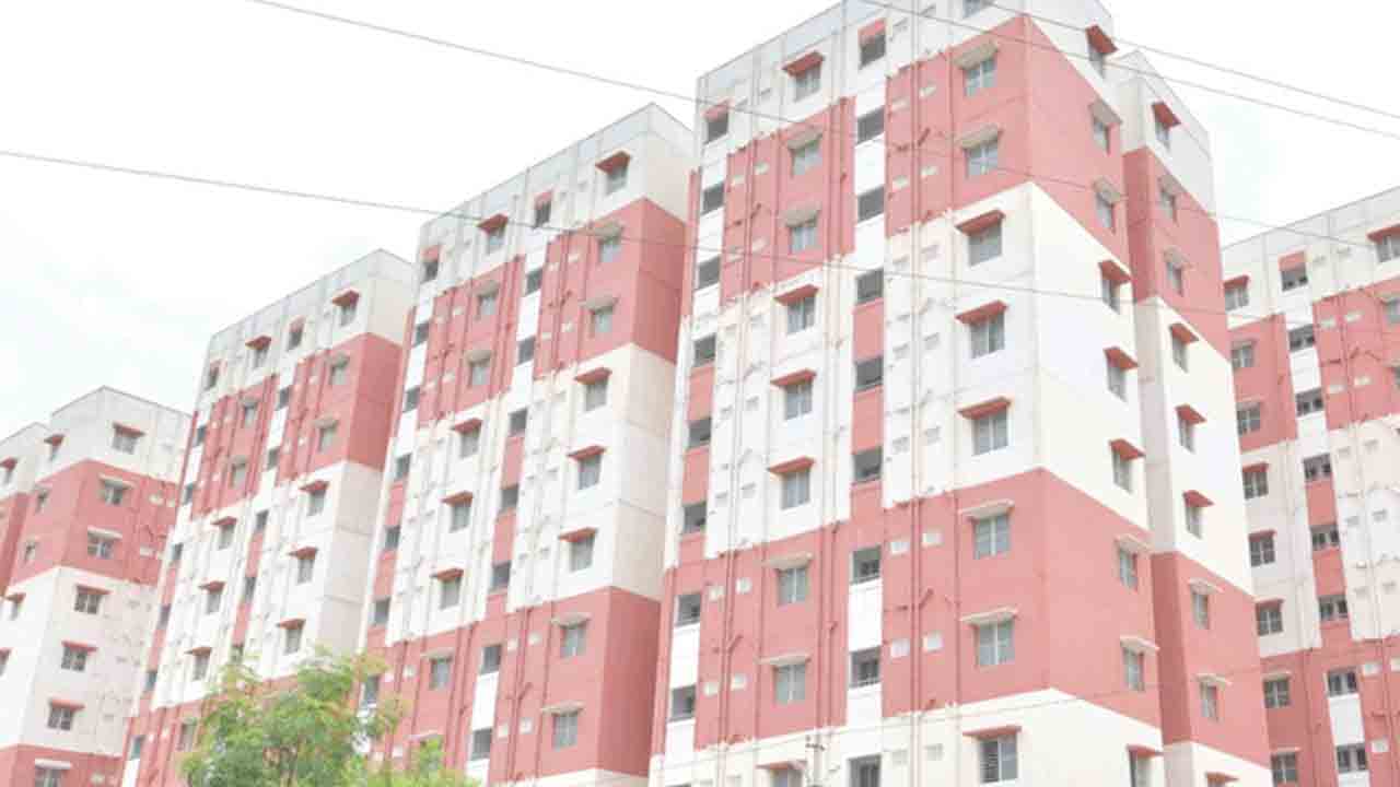 మౌలిక వసతులేవి?.. డబుల్‌ ఇళ్లలో సమస్యల తిష్ట